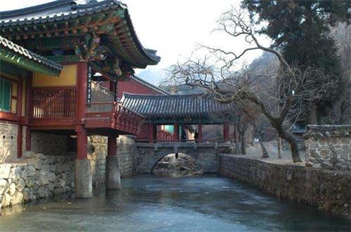 松广寺松广寺僻处曹溪山密林中,是韩国三大寺庙中.