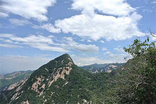 王猛台从华山山门进去行走约一公里处,从鱼石上行.