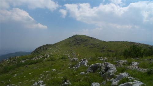 长虫山生态公园长虫山又叫蛇山,位于昆明市北市区龙泉镇,.