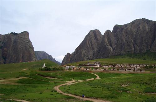 达力加山达力加山位于甘加乡境内,雪线以上山势陡峻.