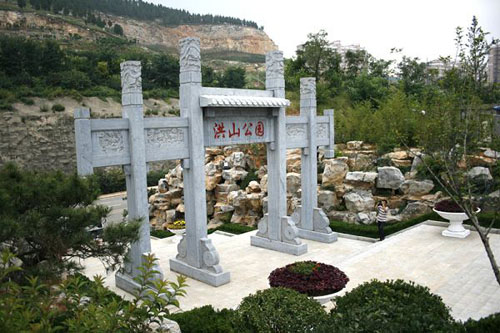 洪山公园洪山公园位于洪山宝通寺左侧,是一座开放式.