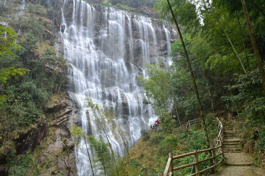 千龙沟大瀑布千泷沟大瀑布旅游区位于从化区良口镇锦村的.