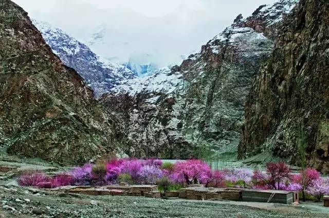 比如静美质朴,与世无争的阿勒马勒克村,比江南更诗情画意,恍如世外